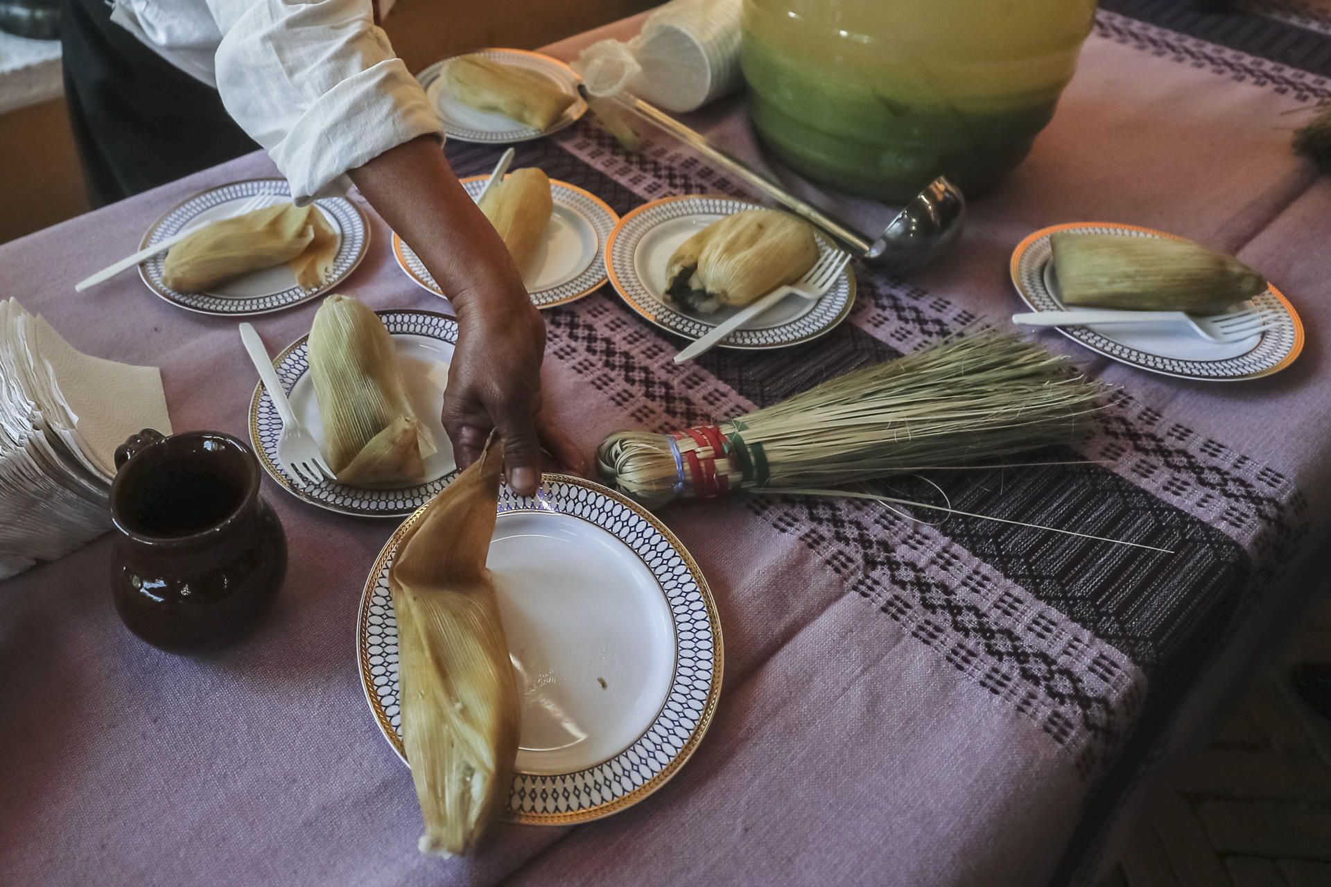 El sabor y la cultura de Brasil acompañarán al festival mexicano “Sabor es Morelos” Fotografía que muestra una mesa con tamales durante la presentación del festival “Sabor es Morelos” en el Complejo Cultural Los Pinos hoy, en la Ciudad de México (México). EFE/Isaac Esquivel