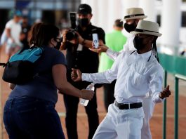 Autoridades de Puerto Rico prevén aumento en el turismo por alza de llegada de cruceros Artistas se presentan con motivo de la llegada del crucero Carnival Mardi Gras en San Juan. Fotografía de archivo. EFE/ Thais Llorca