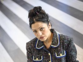 Mon Laferte desgrana su nuevo trabajo: “Autopoiética se parece mucho a mi yo más profundo” La artista chilena Mon Laferte, durante una entrevista con EFE en Sevilla, donde asiste a la Semana de los premios Latin Grammy, ha dicho que cree que su nuevo trabajo, "Autopoiética", es "muy diferente a todos los anteriores pero a la vez tiene algo que es familiar", ya que opina que el disco se parece mucho a su "yo más profundo". EFE/Raúl Caro