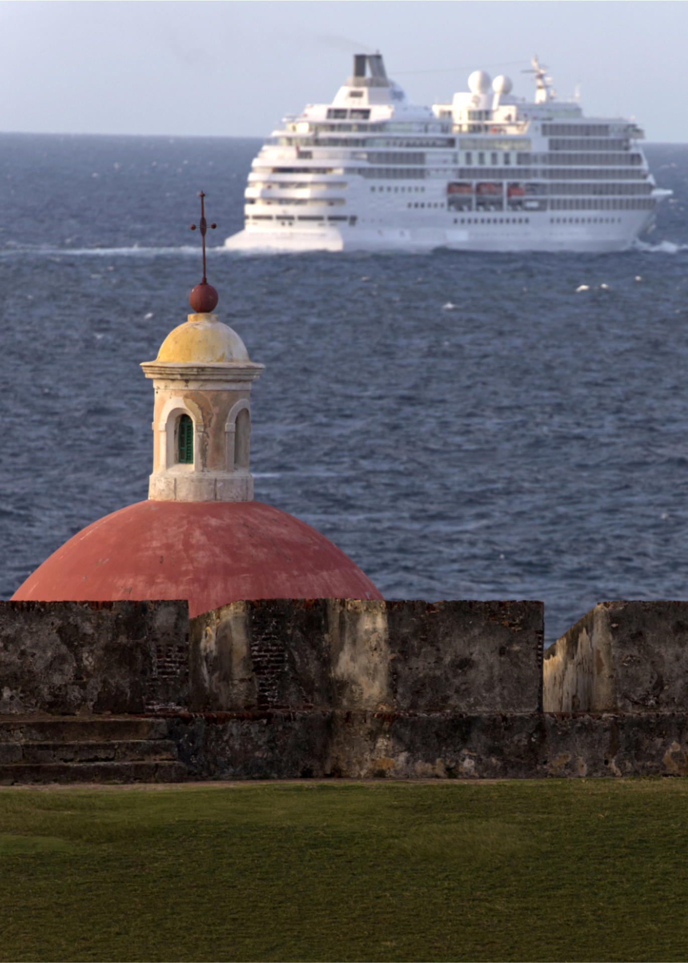 Buscan a un turista de 30 años que cayó de un crucero cerca de Puerto Rico Fotografía de archivo de un crucero en San Juan (Puerto Rico). EFE/ Thais Llorca