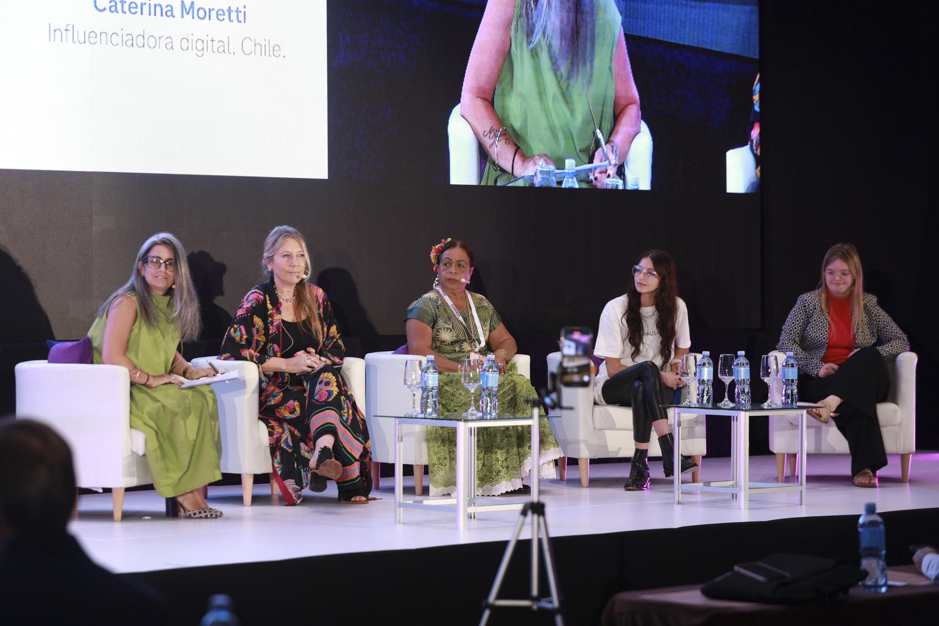 Crear comunidades es clave para cerrar brecha de atención en mujeres en Latinoamérica De izq a der. María José García, Gerente de Políticas de Salud y Asuntos Gubernamentales de Roche Argentina, Florencia Salort, Médica Ginecóloga, Comunicadora y Speaker, Argentina, Juana Antonio, Partera tradicional, Oaxaca, México, Milgaros Kirpach, Co-founder NoPausa, Argentina y Caterina Moretti, Influenciadora digital, Chile participan hoy del Roche Press Day en Ciudad de Panamá (Panamá). EFE/Gerardo Pesantez