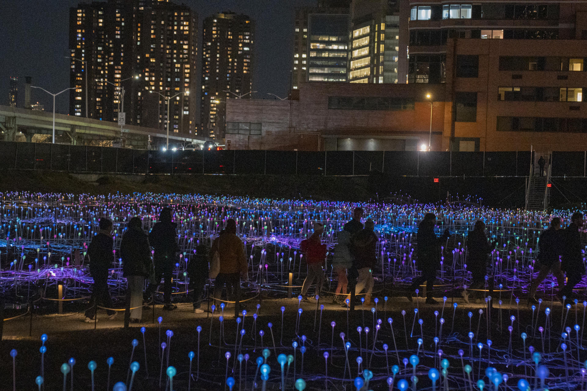 La Freedom Plaza de Nueva York se enciende con una instalación luminosa de Bruce Munro Fotografía que muestra el show de luces Field Of Light del artista Bruce Munro, que se presenta hoy en Freedom Plaza de New York (EE.UU.). EFE/Ángel Colmenares