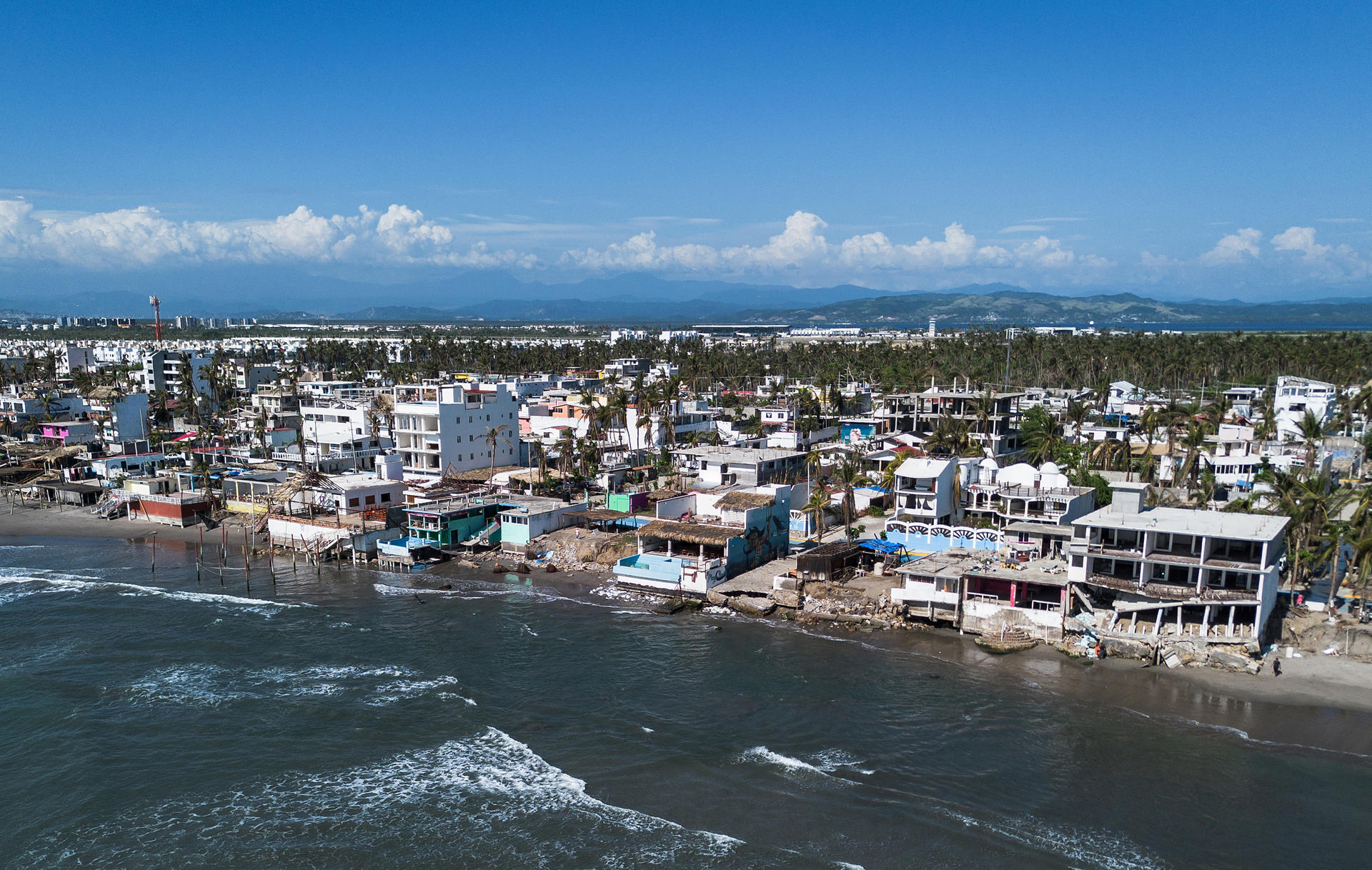 Miles de afectados en Acapulco por Otis aún ven riesgos en su mejor temporada de ingresos Fotografía aérea de una zona afectada tras el paso del huracán Otis, el 3 de diciembre de 2023, en el balneario de Acapulco, estado de Guerrero (México). EFE/David Guzmán
