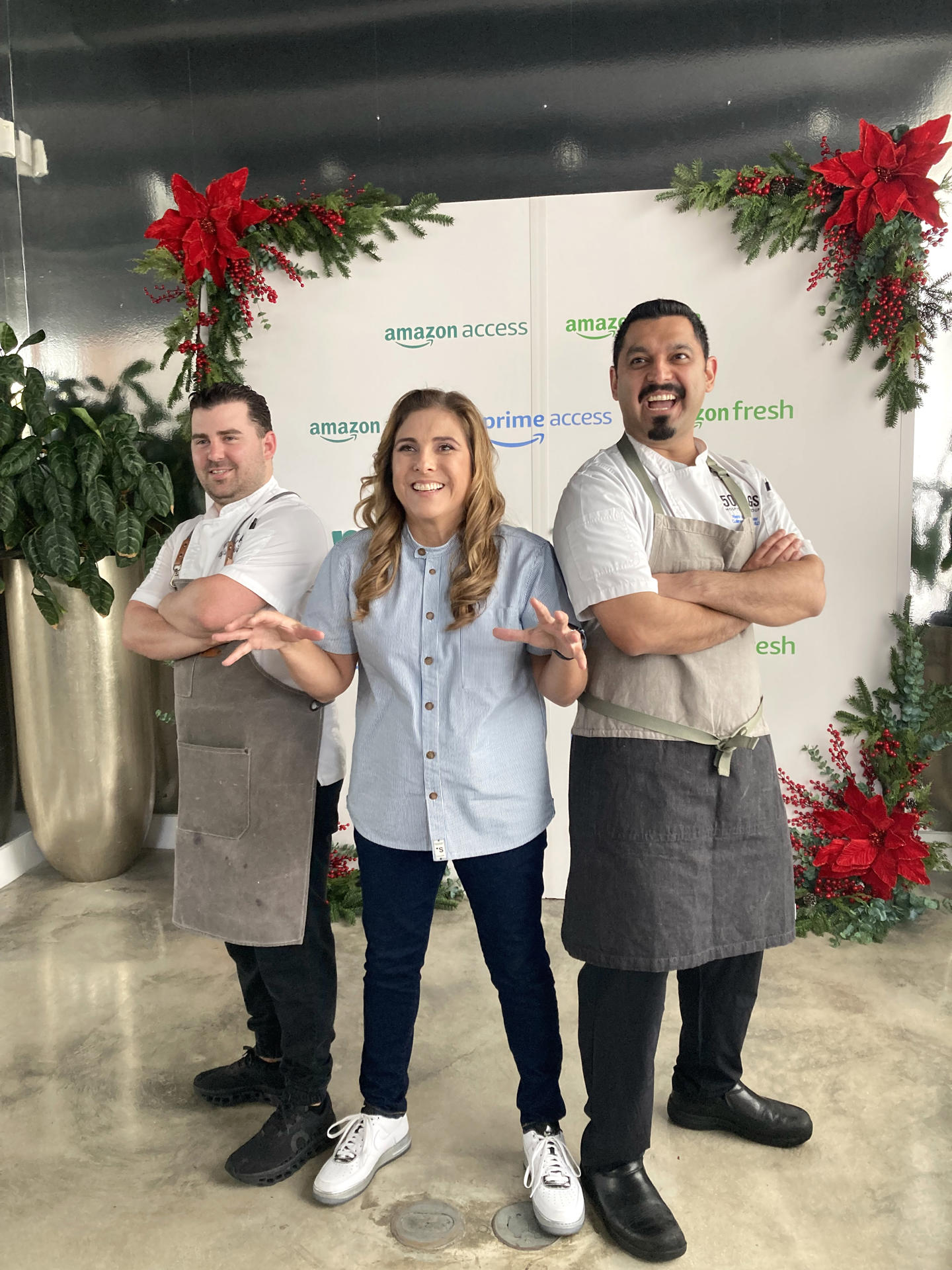 La chef Lorena García aporta sus recetas al programa de alimentos asequibles de Amazon La chef venezolana Lorena García posa junto a sus ayudantes, durante la presentación del programa de Amazon Access el viernes 1 de diciembre en Miami, Florida. EFE/Ivonne Malaver