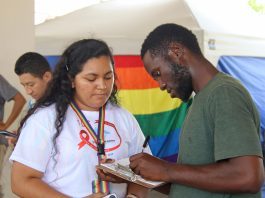 Migrantes reciben asesoría sobre el virus de Inmunodeficiencia humana (VIH), hoy, en Tapachula (México). EFE/ Juan Manuel Blanco
