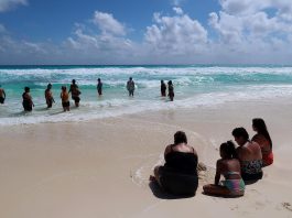 El turismo internacional en México crece un 3,4 % interanual en octubre Turistas disfrutan en una playa en el balneario de Cancún, Quintana Roo (México). Imagen de archivo. EFE/Alonso Cupul