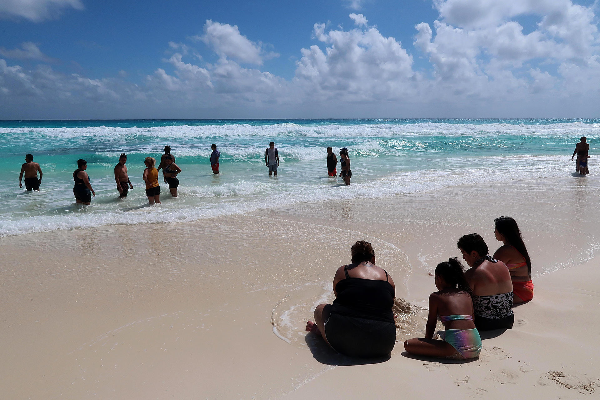 El turismo internacional en México crece un 3,4 % interanual en octubre Turistas disfrutan en una playa en el balneario de Cancún, Quintana Roo (México). Imagen de archivo. EFE/Alonso Cupul