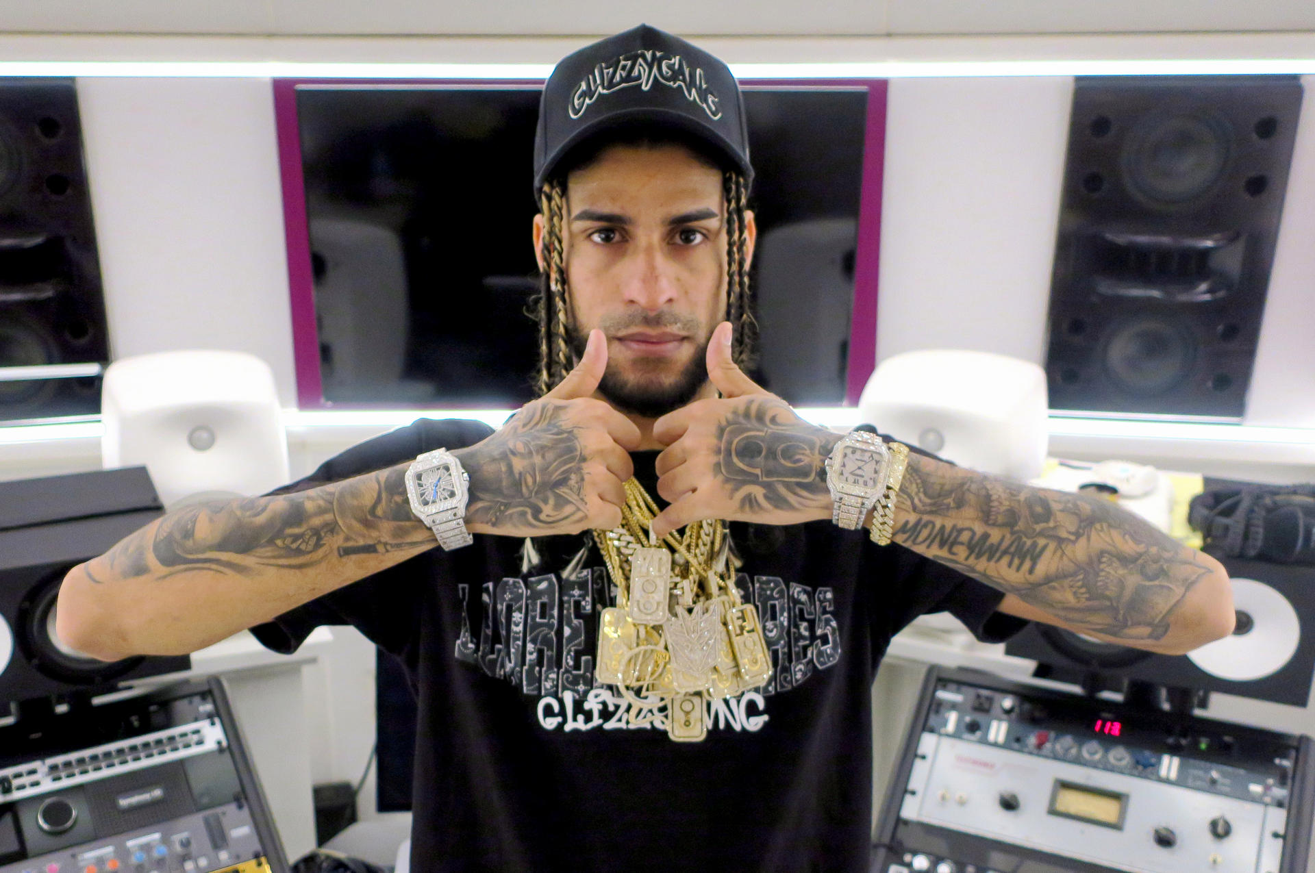 Youngchimi carga su primer disco ‘WLGS’ con vivencias callejeras de manera natural El cantante urbano puertorriqueño Youngchimi posa durante una entrevista para EFE, el 5 de diciembre del 2023, en un estudio de grabación de la compañía La Familia en Carolina, municipio aledaño a San Juan (Puerto Rico). EFE/Jorge J. Muñiz