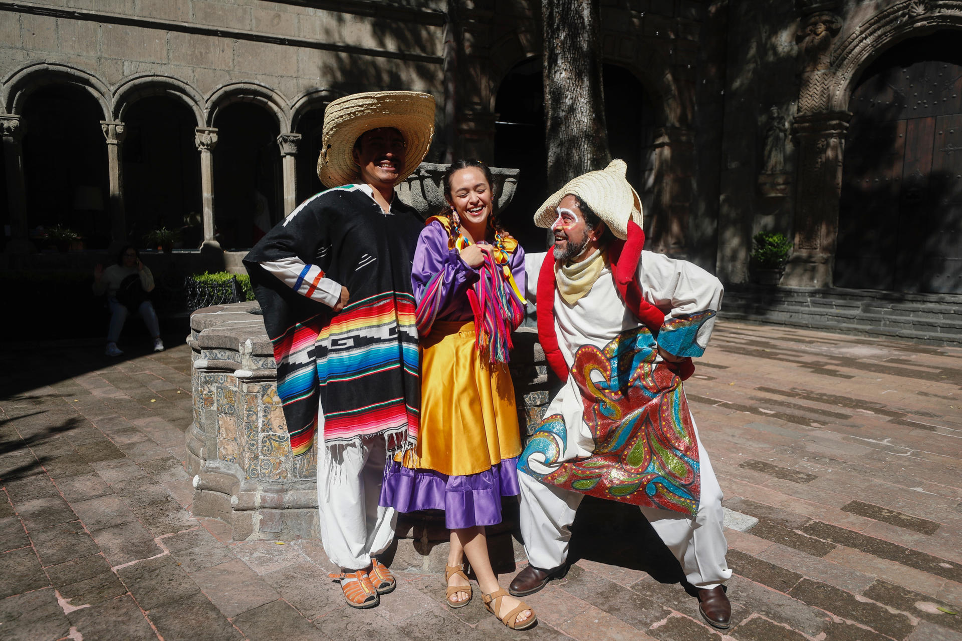 ‘Tradicional Pastorela Mexicana’ busca preservar esta tradición decembrina en México Los actores Juan Carlos Cuéllar (i), Viridiana Robles (c) y el director Miguel Ángel Morales (d) posan durante una entrevista con EFE, el 8 de diciembre de 2023, en Ciudad de México (México). EFE/Sashenka Gutiérrez