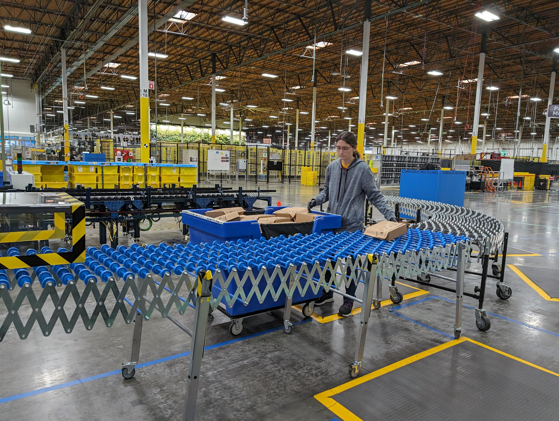 Trabajadores estadounidenses verán en 2024 aumentos al salario mínimo en 25 estados Fotografía de archivo del interior del almacén con nuevas máquinas de clasificación y brazos robóticos equipados con inteligencia artificial (IA) en Sumner (Estados Unidos). EFE/ Sarah Yanez Richards