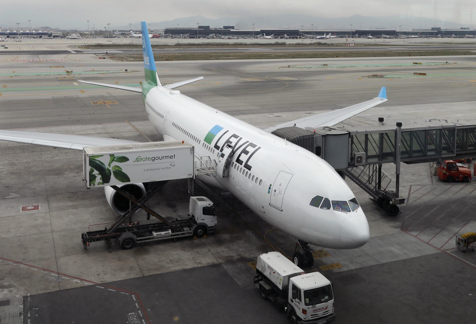 La aerolínea Level conectará Miami y Barcelona a partir de marzo de 2024 Fotografía de archivo de un avión de la aerolínea LEVEL. EFE/ Andreu Dalmau