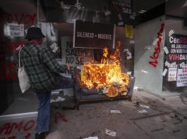 Integrantes de diversos colectivos incendian las instalaciones de la Secretaría de Salud, hoy en el marco del Día Mundial de la Lucha contra el Sida, en la Ciudad de México (México). EFE/ Isaac Esquivel
