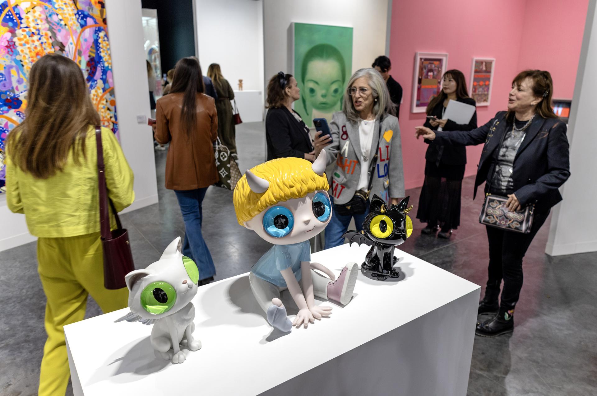 Art Basel termina con fuertes ventas, gran asistencia y hasta con obras de Pierce Brosnan EFE/EPA/CRISTOBAL HERRERA-ULASHKEVICH