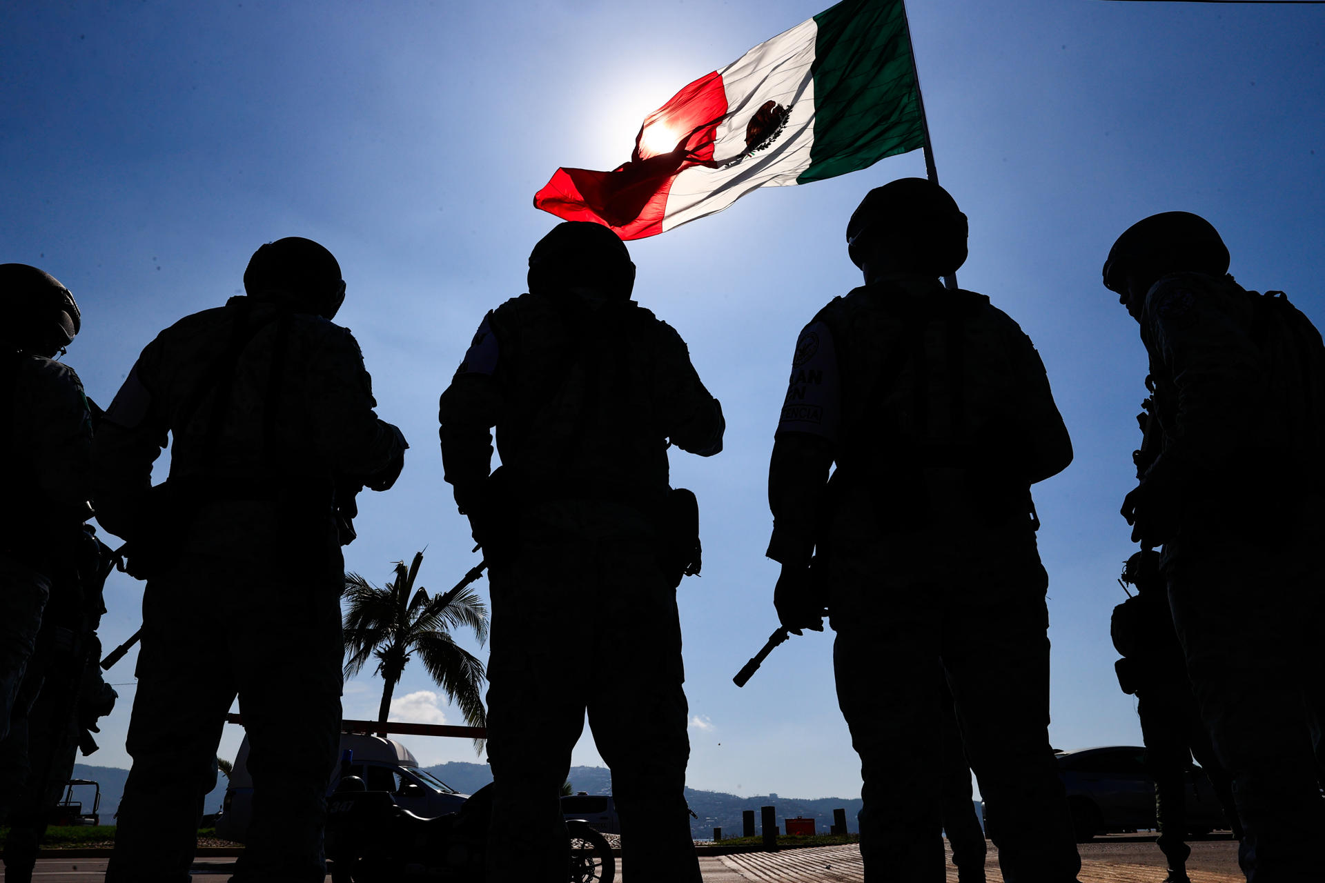 La incidencia delictiva en Acapulco disminuye tras impacto de Otis en el sur de México Miembros de las Fuerzas Armadas, Guardia Nacional y Policía estatal participan en el operativo invierno 2023, en las playas de el balneario de Acapulco (México). EFE/ David Guzmán