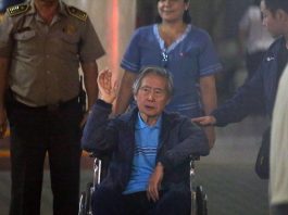 Fotografía de archivo fechada el 4 de enero de 2018 que muestra al expresidente peruano Alberto Fujimori (c) a su salida de la clínica Centenario de Lima (Perú). EFE/Stringer
