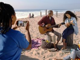 iPhone puede grabar vídeos que se verán en tres dimensiones con gafas de realidad virtual Fotografía cedida por Apple donde se aprecia a una mujer mientras graba un vídeo con su iPhone. EFE/ Apple SÓLO USO EDITORIAL/SÓLO DISPONIBLE PARA ILUSTRAR LA NOTICIA QUE ACOMPAÑA (CRÉDITO OBLIGATORIO)