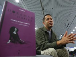 El escritor brasileño Itamar Vieira habla durante una entrevista con EFE, el 1 de diciembre de 2023, en la 37 edición de la Feria Internacional del Libro (FIL) 2023, en Guadalajara, Jalisco (México). EFE/Francisco Guasco
