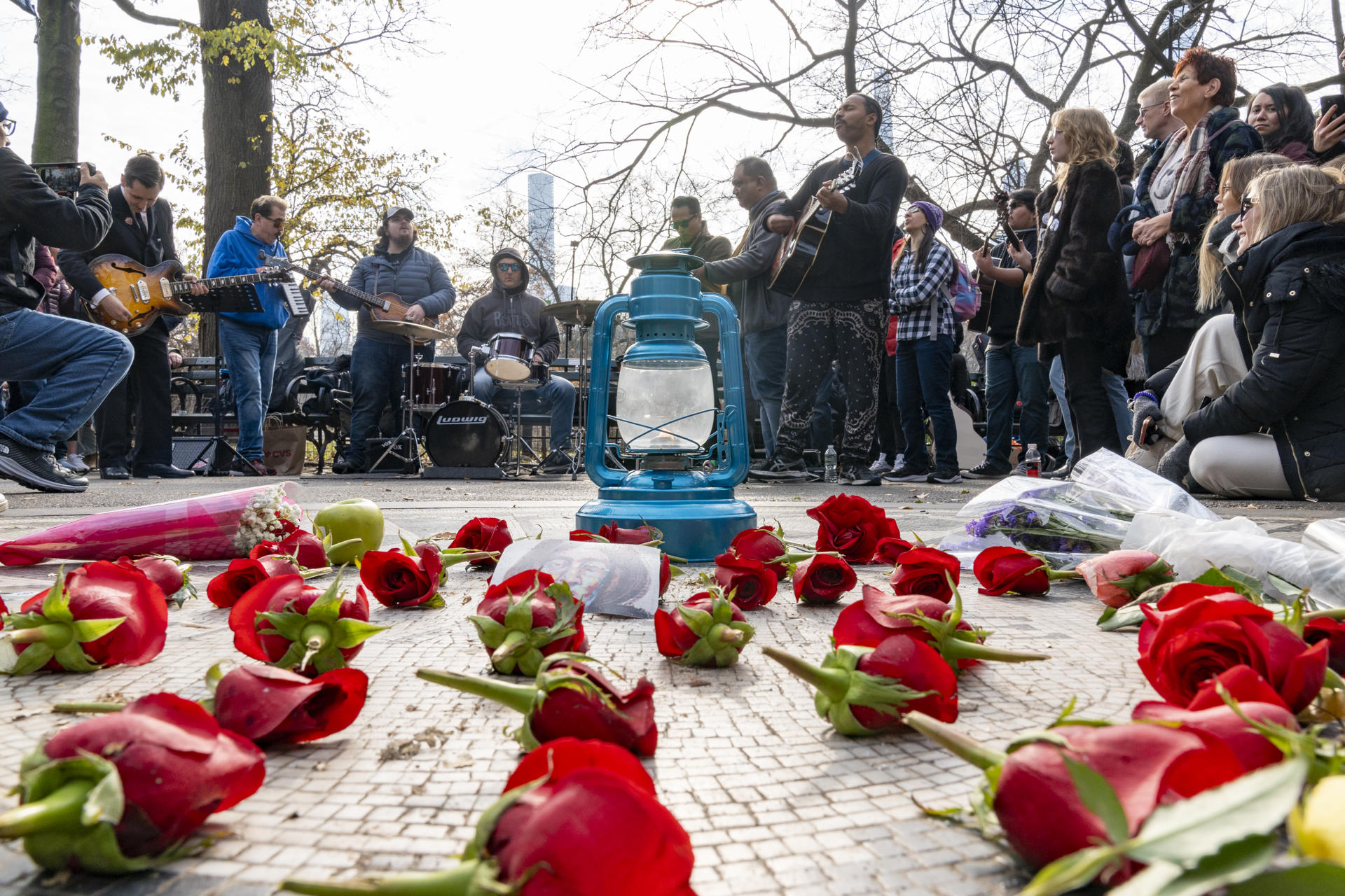 Fans celebran a Lennon el día de su muerte con flores, manzanas y música en Central Park Fotografía de flores que rodean la palabra 'Imagine', en referencia a la famosa canción de John Lennon, depositadas durante un multitudinario encuentro para conmemorar los 43 años de su asesinato, hoy en Central Park en Nueva York (EE. UU). EFE/Ángel Colmenares