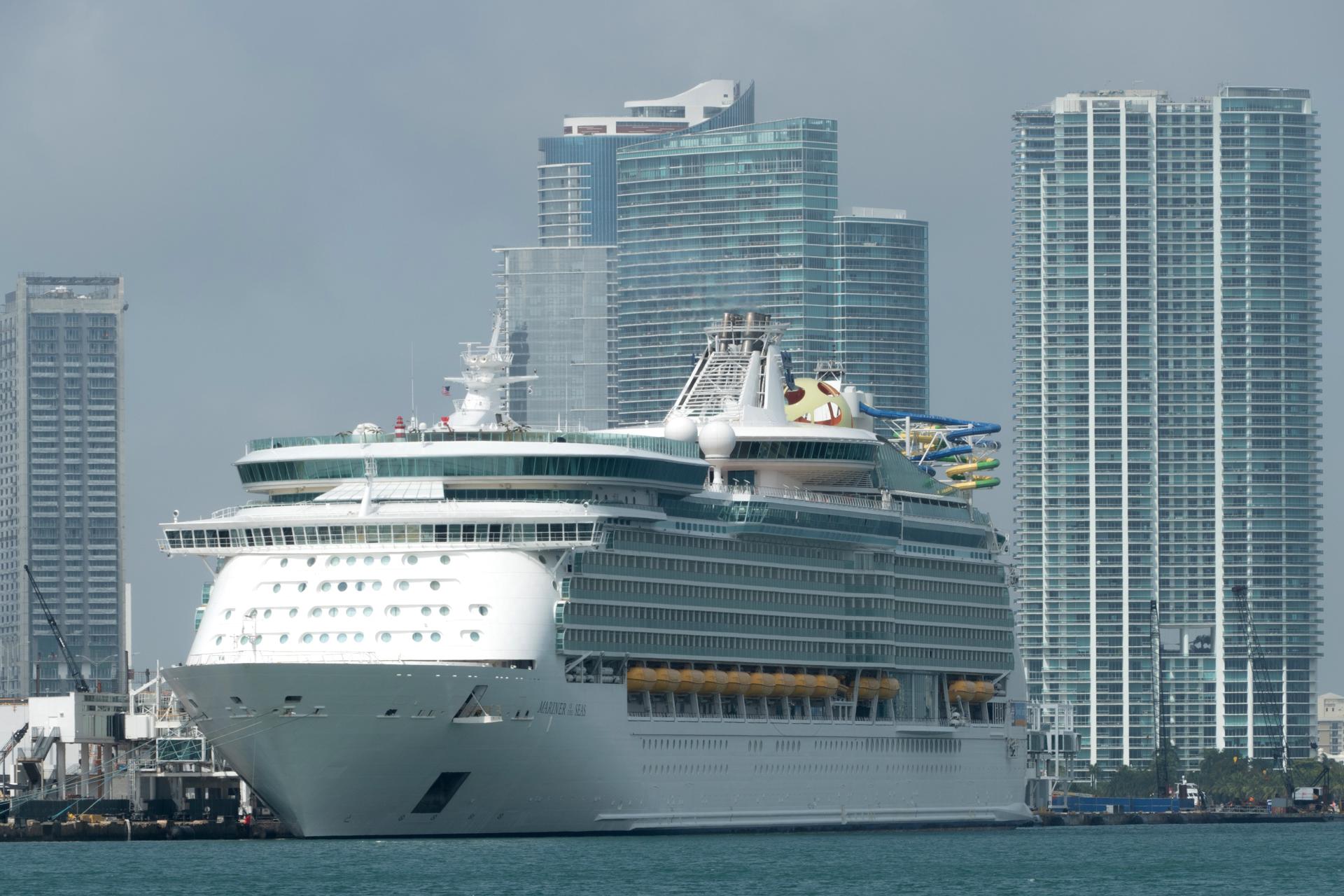El puerto de Miami bate récord de pasajeros de cruceros en 2023 Fotografía del crucero Mariner of the Seas de la compañía Royal Caribbean atracado en la Bahía de Miami, Florida (EE. UU). Imagen de archivo. EFE/Giorgio Viera