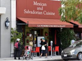 Más de uno de cada diez restaurantes en EEUU sirven comida mexicana, según estudio Una persona sale con comida del restaurante Numero Uno que sirve comida mexicana y salvadoreña en Hollywood, California. EFE/Iván Mejía