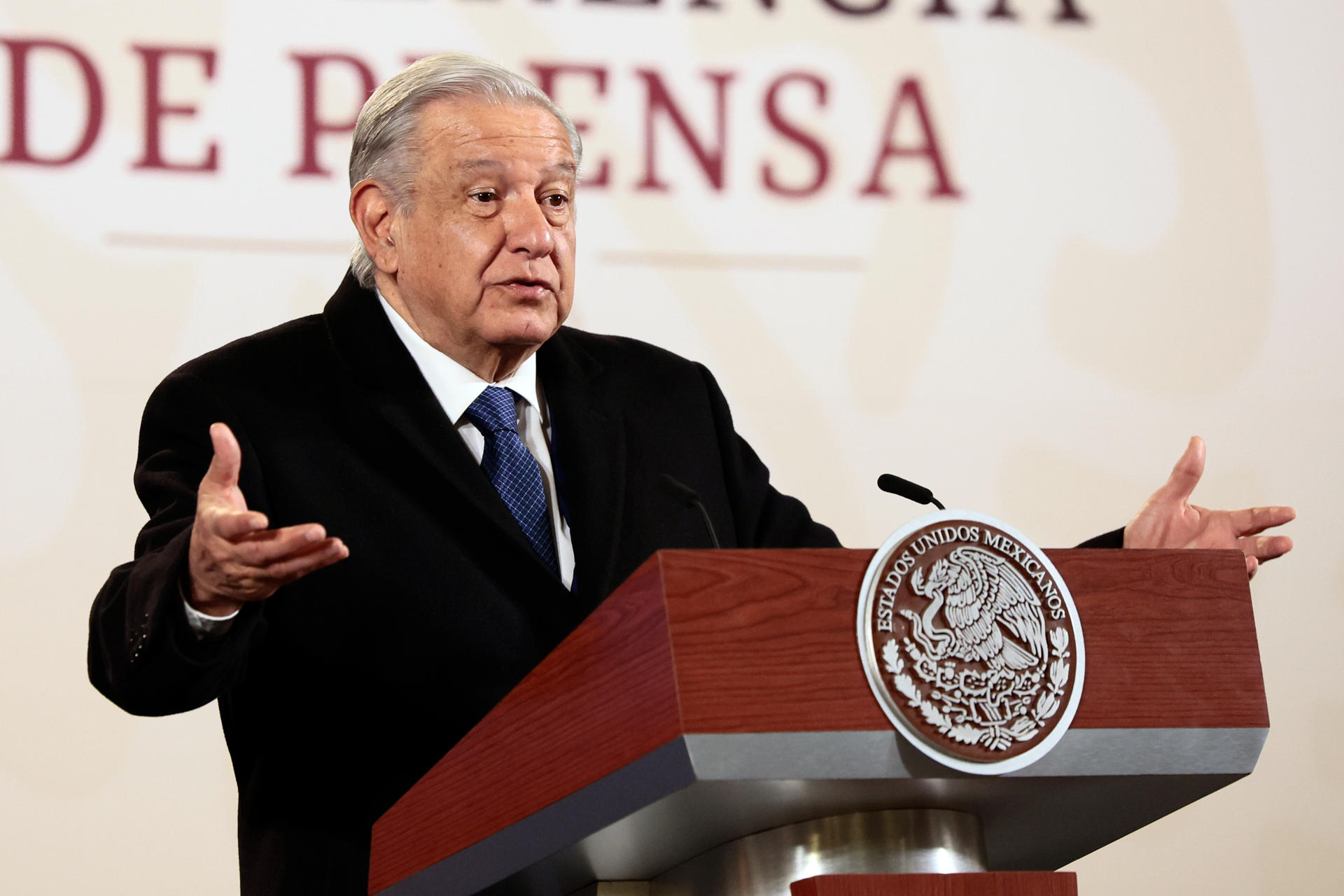 López Obrador tacha de “robo en despoblado” a la política económica de Milei El presidente de México, Andrés Manuel López Obrador, habla durante su conferencia de prensa matutina hoy, en el Palacio Nacional en la Ciudad de México (México). EFE/José Méndez
