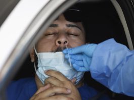 Los latinos con la covid experimentaron mayores efectos secundarios que los blancos Archivo. EFE/EPA/CAROLINE BREHMAN