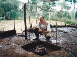 Descubierto el urbanismo agrario de baja densidad más antiguo y extenso de Amazonia Fotografía cedida hoy por el director de investigación del Centro Nacional para la Investigación Científica (CNRS) de Francia, el arqueólogo Stéphen Rostain, donde aparece mientras posa junto a una jarra de cerámica para cerveza dulce de maíz (chicha), durante una excavación arqueológica a gran escala en una plataforma de tierra del sitio Sangay en el Valle del Upano en Ecuador. EFE/Álbum S. Rostain /SOLO USO EDITORIAL /NO VENTAS /SOLO DISPONIBLE PARA ILUSTRAR LA NOTICIA QUE ACOMPAÑA /CRÉDITO OBLIGATORIO