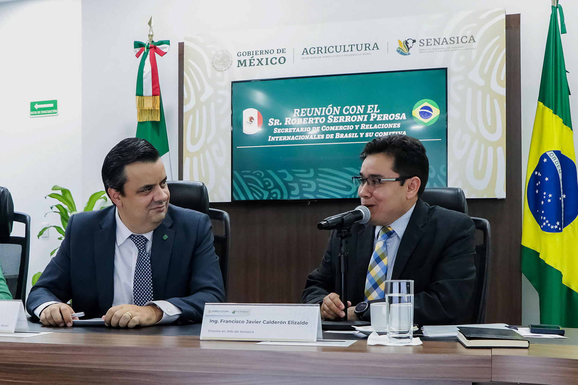 México y Brasil buscan protocolos para evitar la interrupción del comercio por gripe aviar Fotografía cedida hoy por la Secretaría de Agricultura y Desarrollo Rural (Sader) de México que muestra al director en jefe del Servicio Nacional de Sanidad, Inocuidad y Calidad Agroalimentaria (Senasica), Francisco Javier Calderón Elizalde (d), y al secretario de Comercio y Relaciones Internacionales del Ministerio de Agricultura y Ganadería de Brasil, Roberto Serron, durante una reunión en Ciudad de México (México). EFE/Sader México /SOLO USO EDITORIAL /SOLO DISPONIBLE PARA ILUSTRAR LA NOTICIA QUE ACOMPAÑA (CRÉDITO OBLIGATORIO)