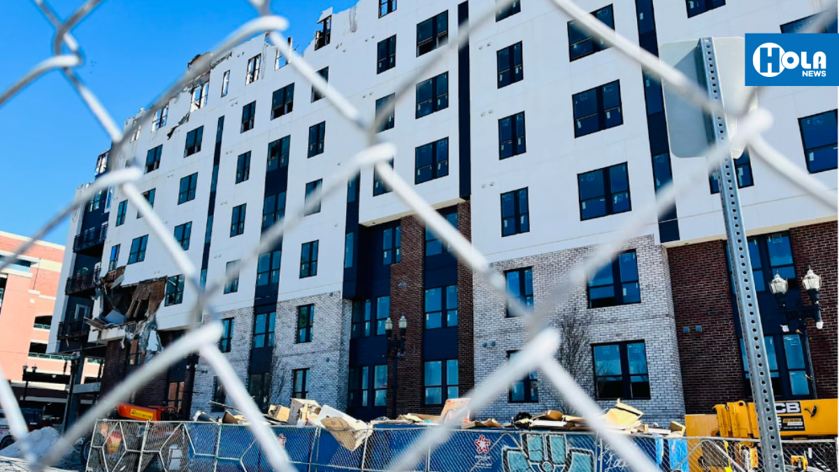 Derriban edificio destruido por incendio