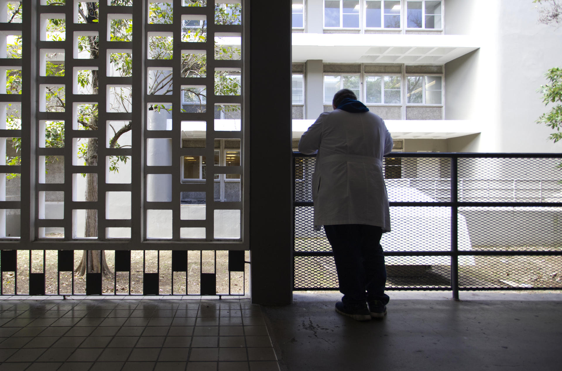 Los hospitales en Puerto Rico tuvieron pérdidas económicas de un 5,6 % entre 2015 y 2021 Un doctor descansa en un pasillo del Centro Médico de Puerto Rico, en San Juan (Puerto Rico). Imagen de archivo. EFE/ Thais Llorca
