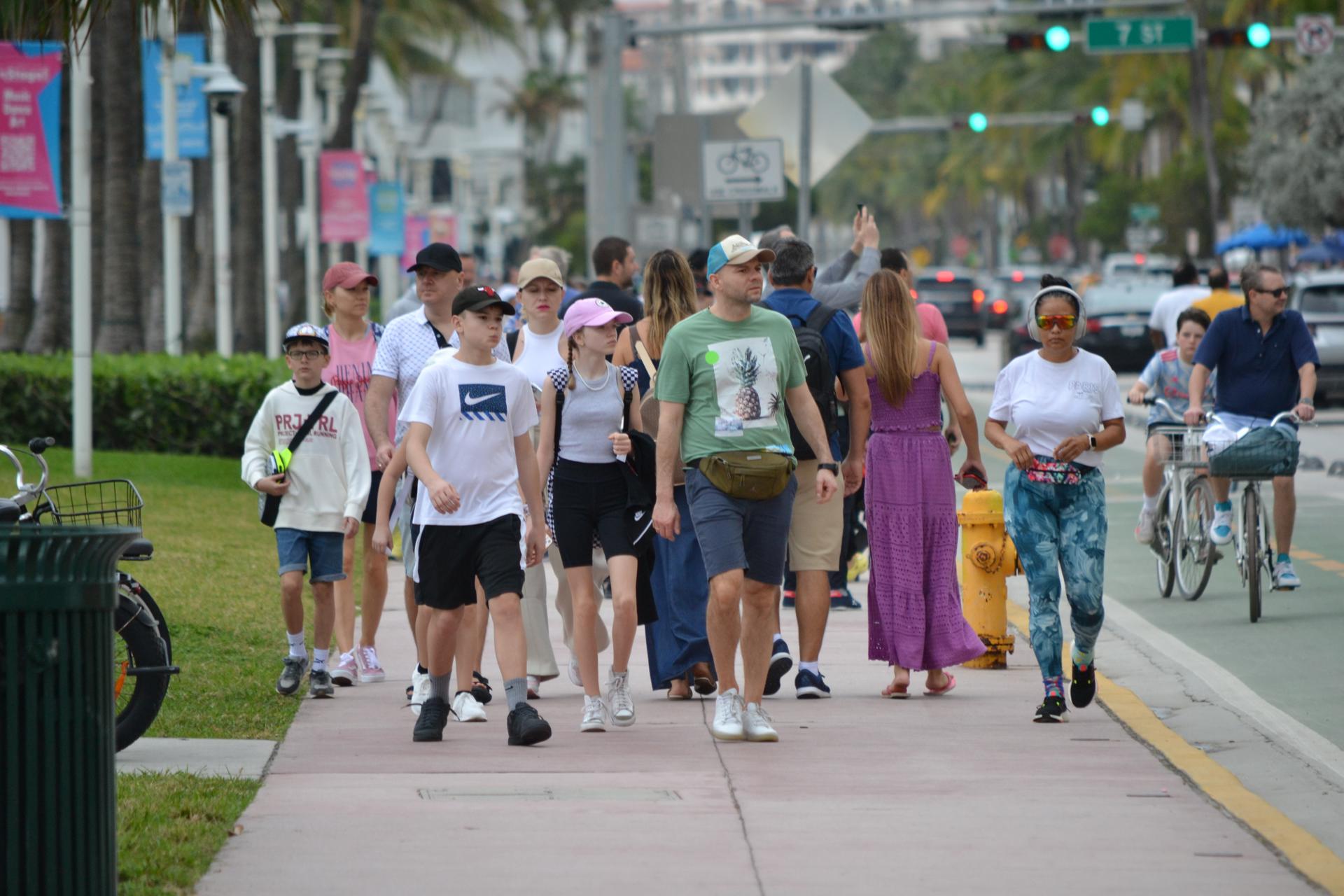 Con mano dura Miami Beach busca limpiar su imagen de caos durante el Spring Break Turistas pasean el lunes 19 de febrero de 2024 en la turística calle de Ocean Drive, en Miami Beach, Florida (EE.UU.). EFE/ Antoni Belchi