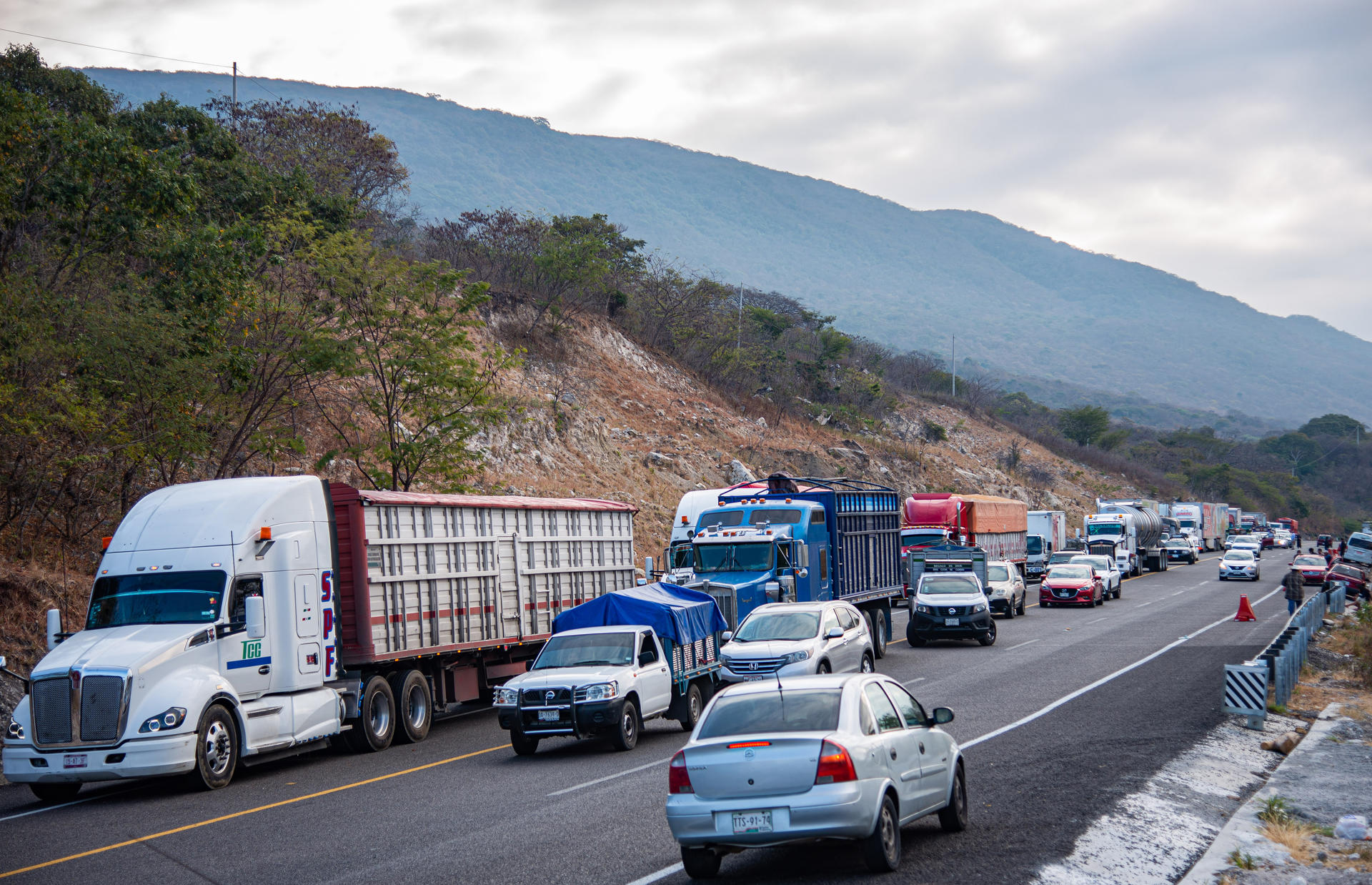 Transportistas paralizan las carreteras de México para denunciar el alza en la violencia Transportistas bloquean este jueves una carretera este jueves en el municipio de San Cristóbal de las Casas en Chiapas (México). EFE/Carlos López