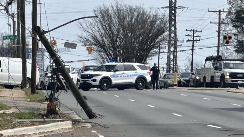 Accidente vehicular ocasiona caída de poste