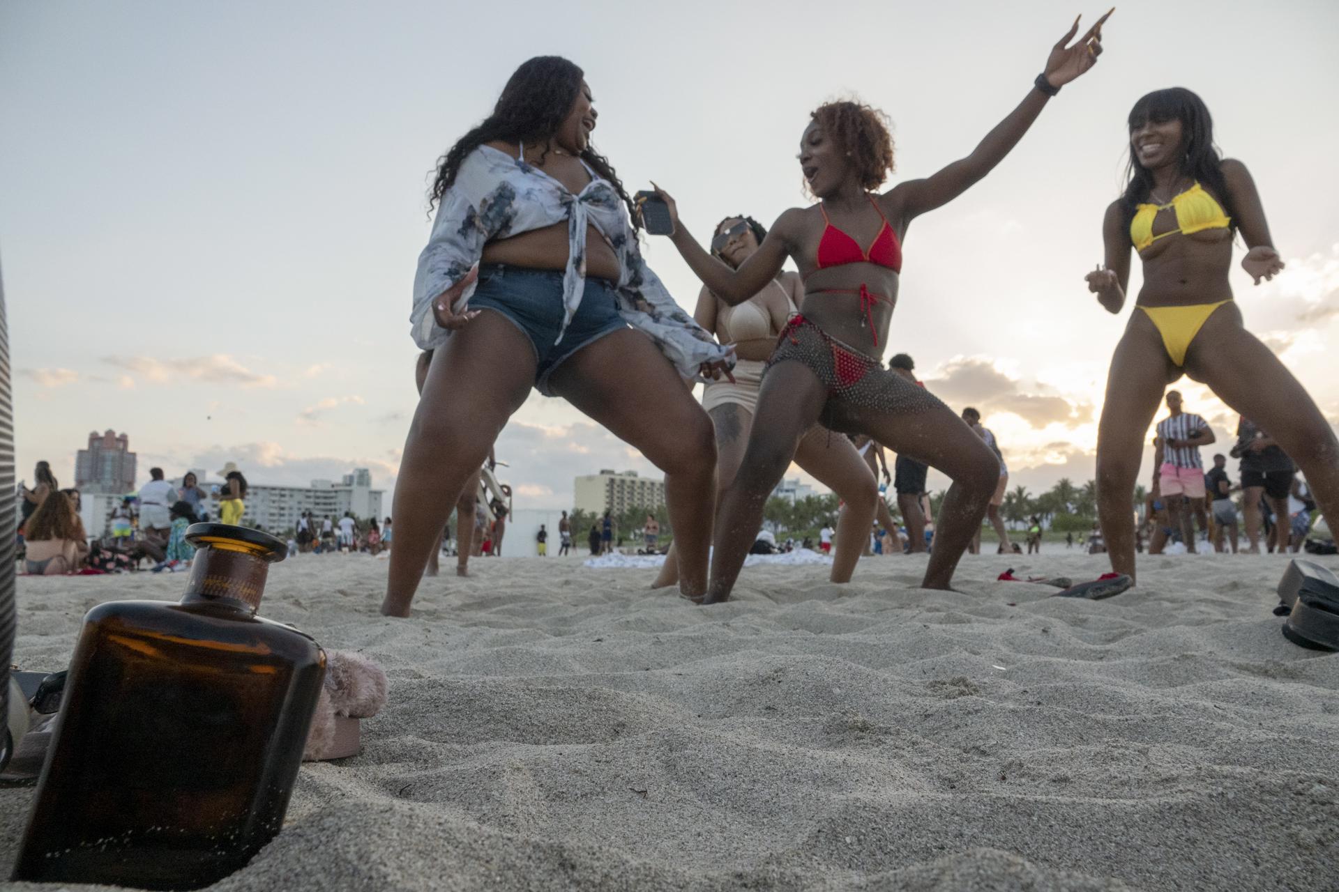 Señalan de racistas las medidas tomadas por Miami Beach para controlar el Spring Break Imagen de archivo. EFE/EPA/CRISTOBAL HERRERA-ULASHKEVICH