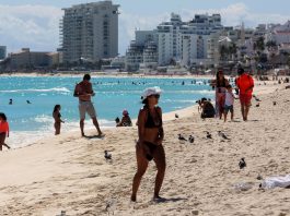 Empresarios mexicanos esperan un alza del 71,8 % en ingresos por turismo en Semana Santa Fotografía de archivo que muestra turistas mientras descansan en una playa, del balneario de Cancún, en Quintana Roo (México). EFE/Alonso Cupul