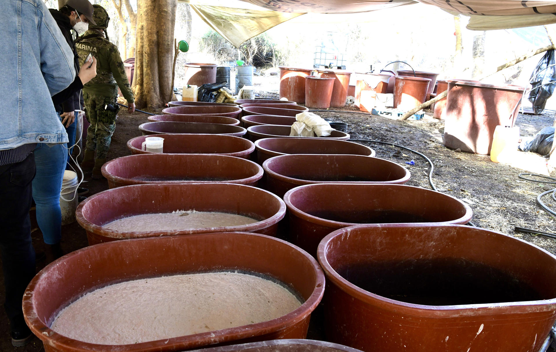 México registró un gran aumento de las incautaciones de drogas sintéticas Fotografía de tanques con droga sintética en un laboratorio clandestino, en Quiriego Sonora (México). Imagen de archivo. EFE/Daniel Sánchez