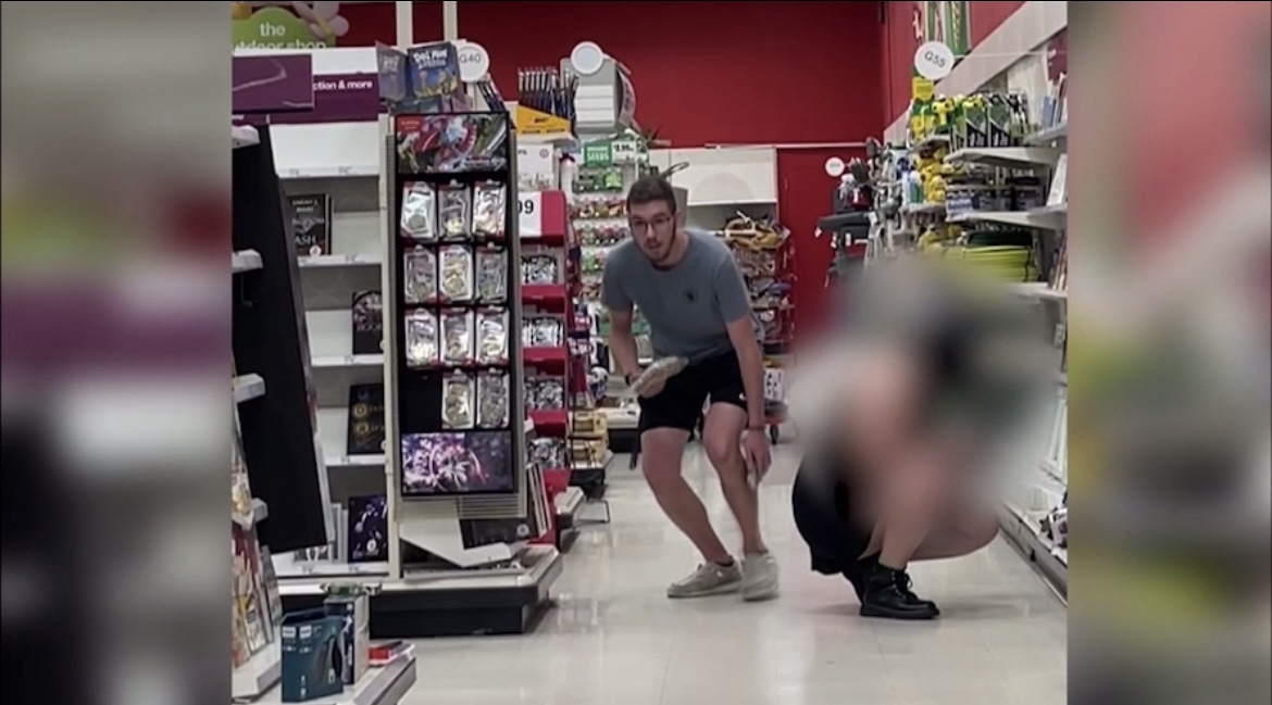 Despiden a voluntario de escuela por grabar debajo de falda de una mujer