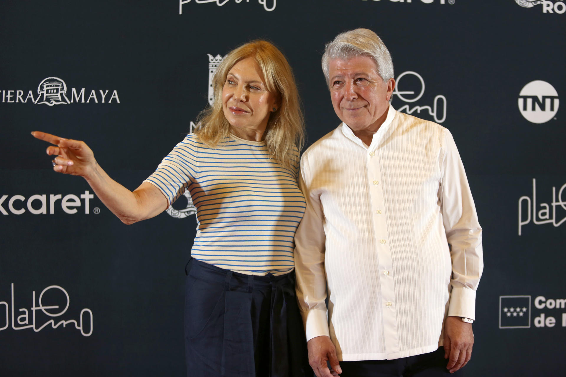 ‘La sociedad de la nieve’, favorita para unos Platino que homenajearán a Rocío Dúrcal La actriz argentina Cecilia Roth (i) posa junto al empresario Enrique Cerezo (d), durante la alfombra roja previo a la entrega de los Premios Platino, este viernes en Playa del Carmen, en Quintana Roo (México). EFE/Alonso Cupul
