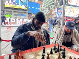 Un ajedrecista nigeriano busca imponer nuevo récord del maratón más largo de ajedrez en Nueva York El ajedrecista nigeriano Tunde Onakoya disputa una partida de ajedrez con un rival desconocido este jueves en la avenida Broadway, en Nueva York como parte de un desafío para romper el récord Guinness del maratón más largo de ajedrez en esta urbe estadounidense. EFE/Alicia Sánchez