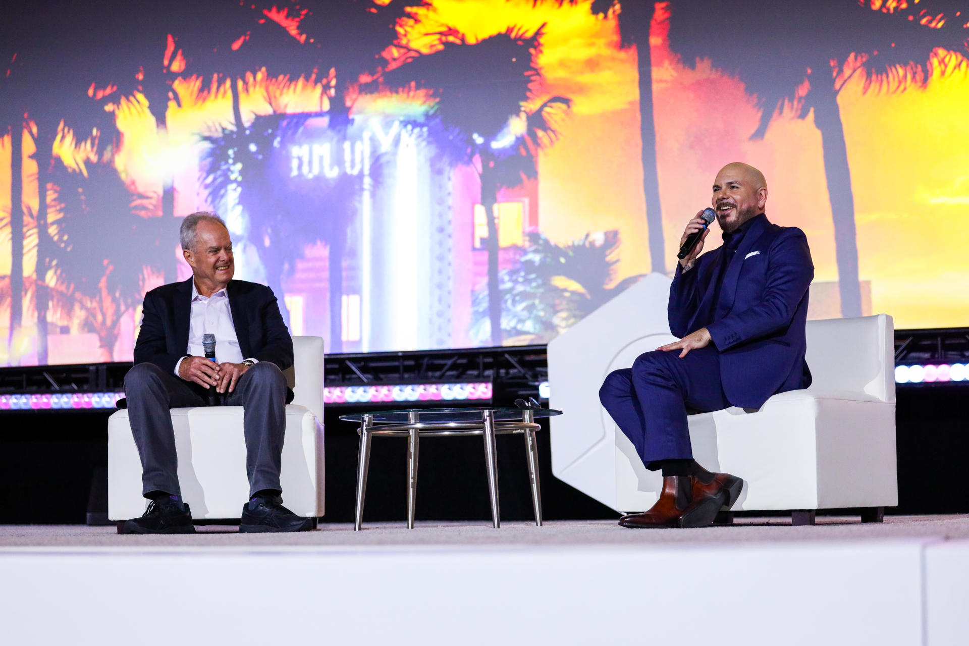 Pitbull habla en el foro eMerge Americas sobre el impacto de la tecnología en Miami Fotografía cedida por eMerge Americas donde aparece su fundador y presidente, Manny Medina (i), junto al cantante Pitbull durante la charla titulada 'De 305 a global con Armando Christian Pérez alias Pitbull' este viernes durante el último día del foro en Miami Beach, Florida (Estados Unidos). EFE/ Emerge Americas / SOLO USO EDITORIAL/ SOLO DISPONIBLE PARA ILUSTRAR LA NOTICIA QUE ACOMPAÑA (CRÉDITO OBLIGATORIO)