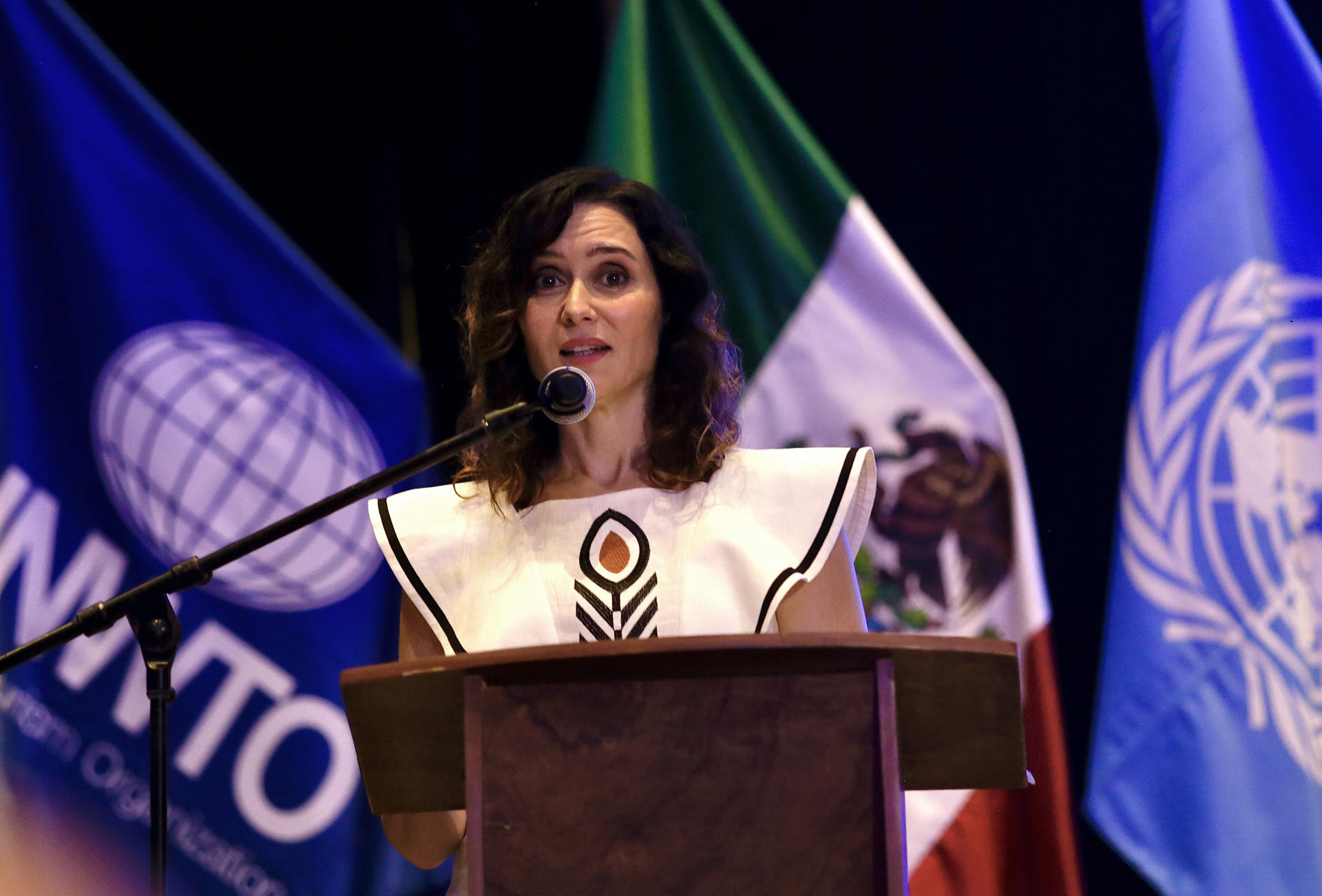 Díaz Ayuso afirma que la de “México y Madrid es una película que siempre acaba bien” La presidenta de la Comunidad de Madrid, Isabel Díaz Ayuso, habla este viernes durante su participación en el Foro Internacional de Naciones Unidas sobre Turismo y Cultura, en Playa del Carmen en Quintana Roo (México). EFE/Lourdes Cruz