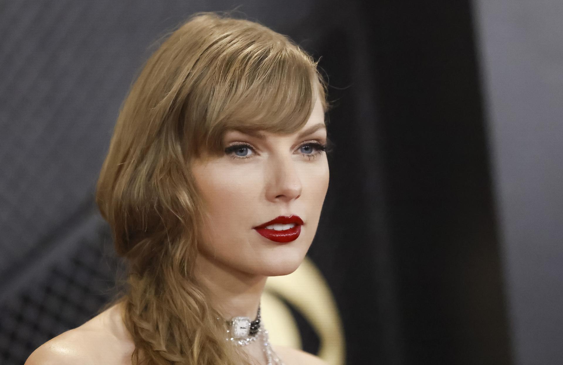 ‘The Tortured Poets Department’:Swift convierte su ruptura en un disco doble y terapéutico Imagen de archivo. EFE/EPA/CAROLINE BREHMAN
Los Ángeles (Estados Unidos), 04/02/2024.- La cantante Taylor Swift a su llegada a la ceremonia de los Grammy celebrada en Los Ángeles, Estados Unidos. EFE/ Caroline Brehman