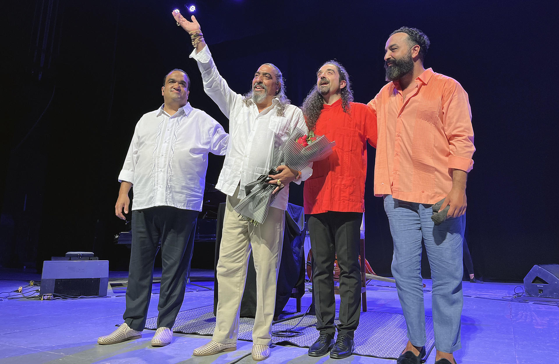 Diego El Cigala confiesa su amor por México y Latinoamérica: “Me han dado todo” El cantante español Diego El Cigala (2-i) saluda al público al término de un concierto, el 3 de mayo de 2024, en la ciudad de Mérida (México). EFE/ Martha López