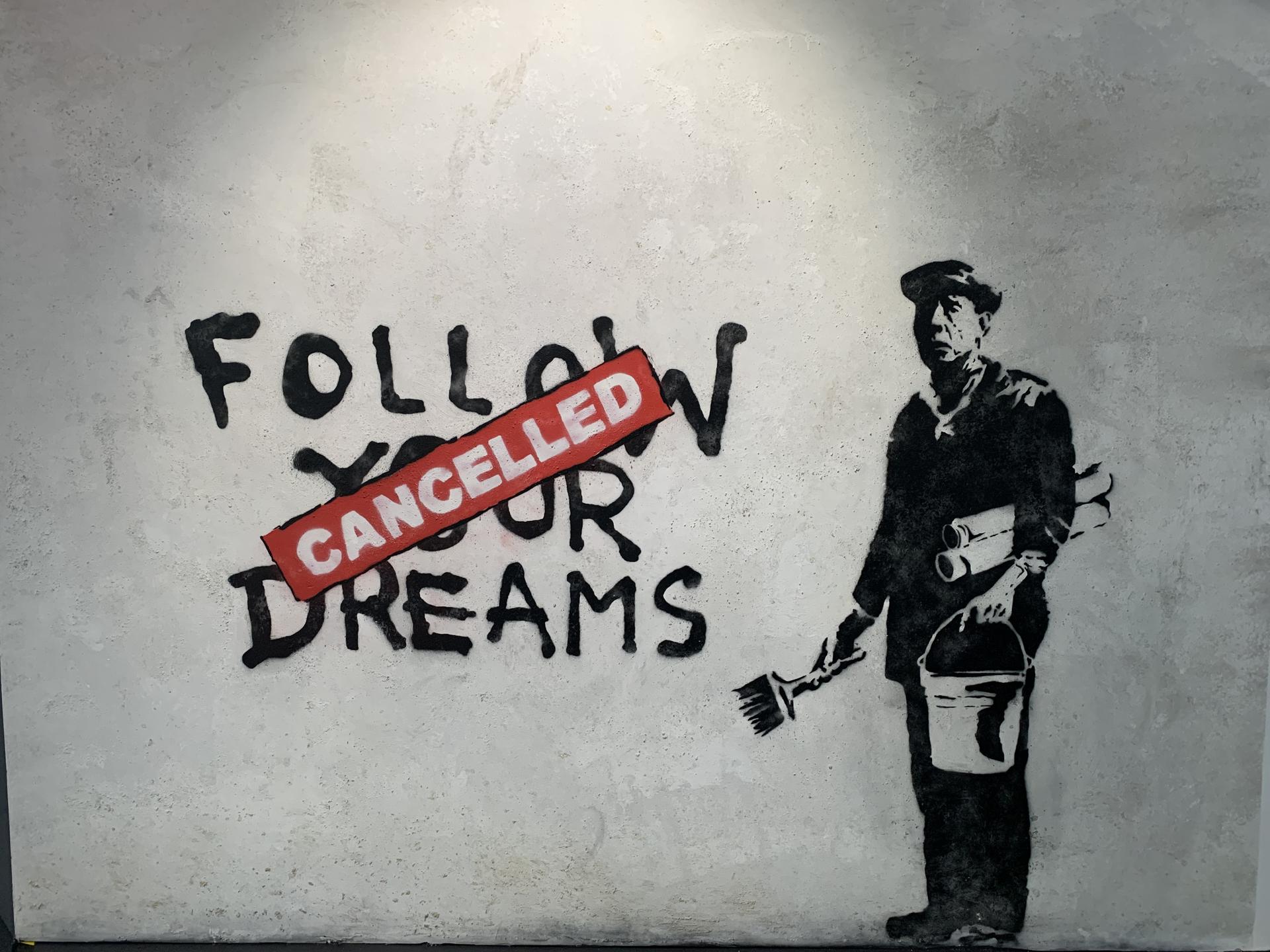 El museo de Banksy abre en Nueva York y presenta casi 200 piezas atemporales del artista Fotografía del mural 'Sigue tus sueños (cancelado)' del artista Bansky, este miércoles en el museo de Banksy, en Nueva York (Estados Unidos). EFE/ Alicia Sánchez