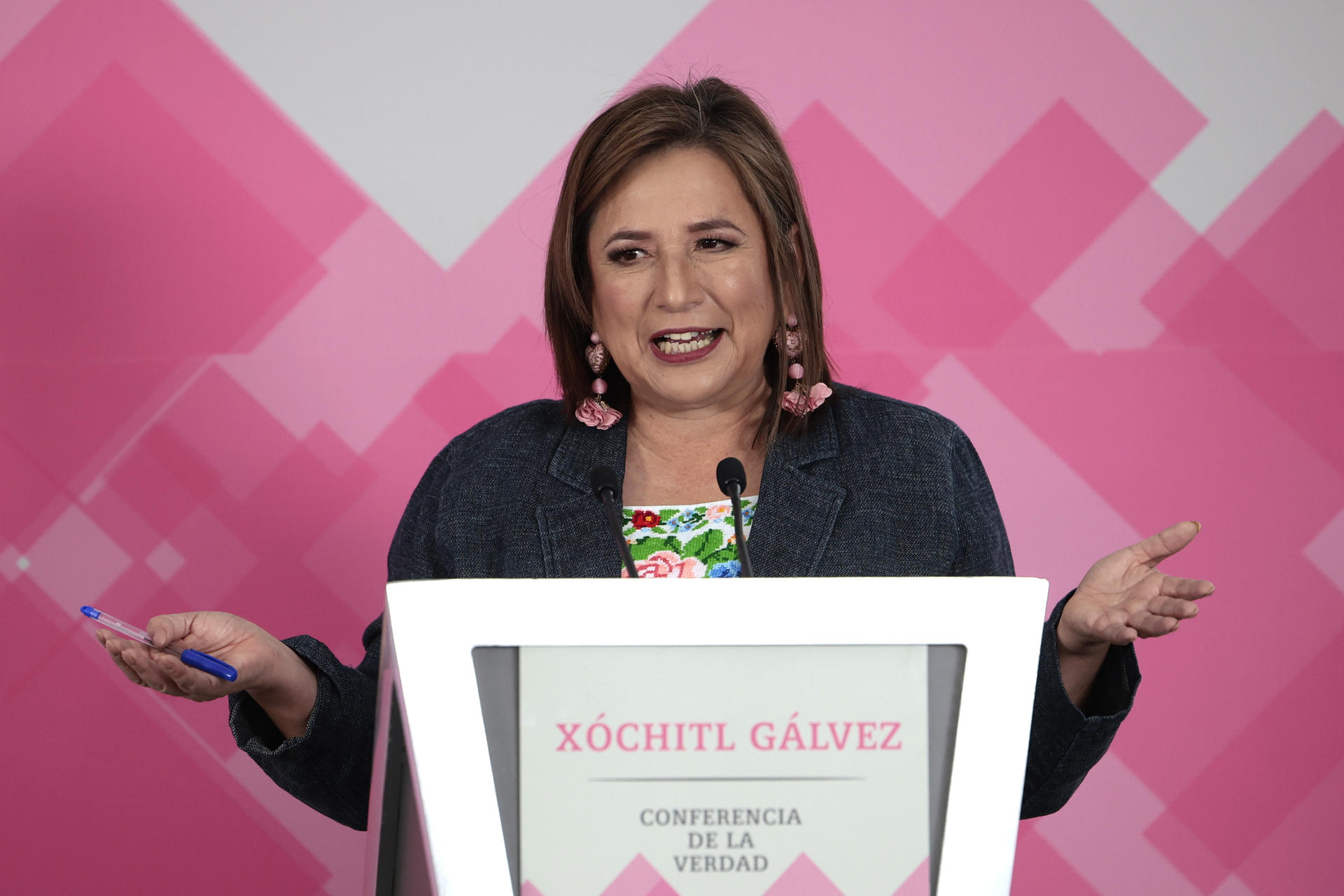 Xóchitl Gálvez asegura que México no contratará a médicos cubanos en su gobierno Imagen de archivo de la candidata presidencial opositora Xóchitl Gálvez durante su "Conferencia de la verdad" que ofrece a la prensa en la Ciudad de México (México). EFE/José Méndez