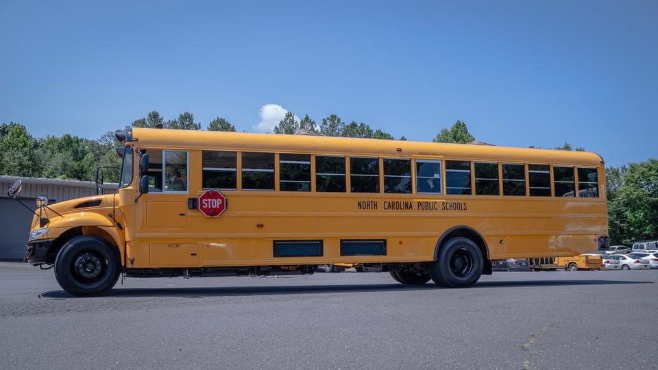 CMS tendrá autobuses eléctricos en año escolar 2024-25
