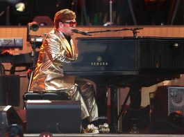 Elton John saca a subasta su armario en eBay para recaudar fondos contra el SIDA Fotografía de archivo. EFE/EPA/ADAM VAUGHAN