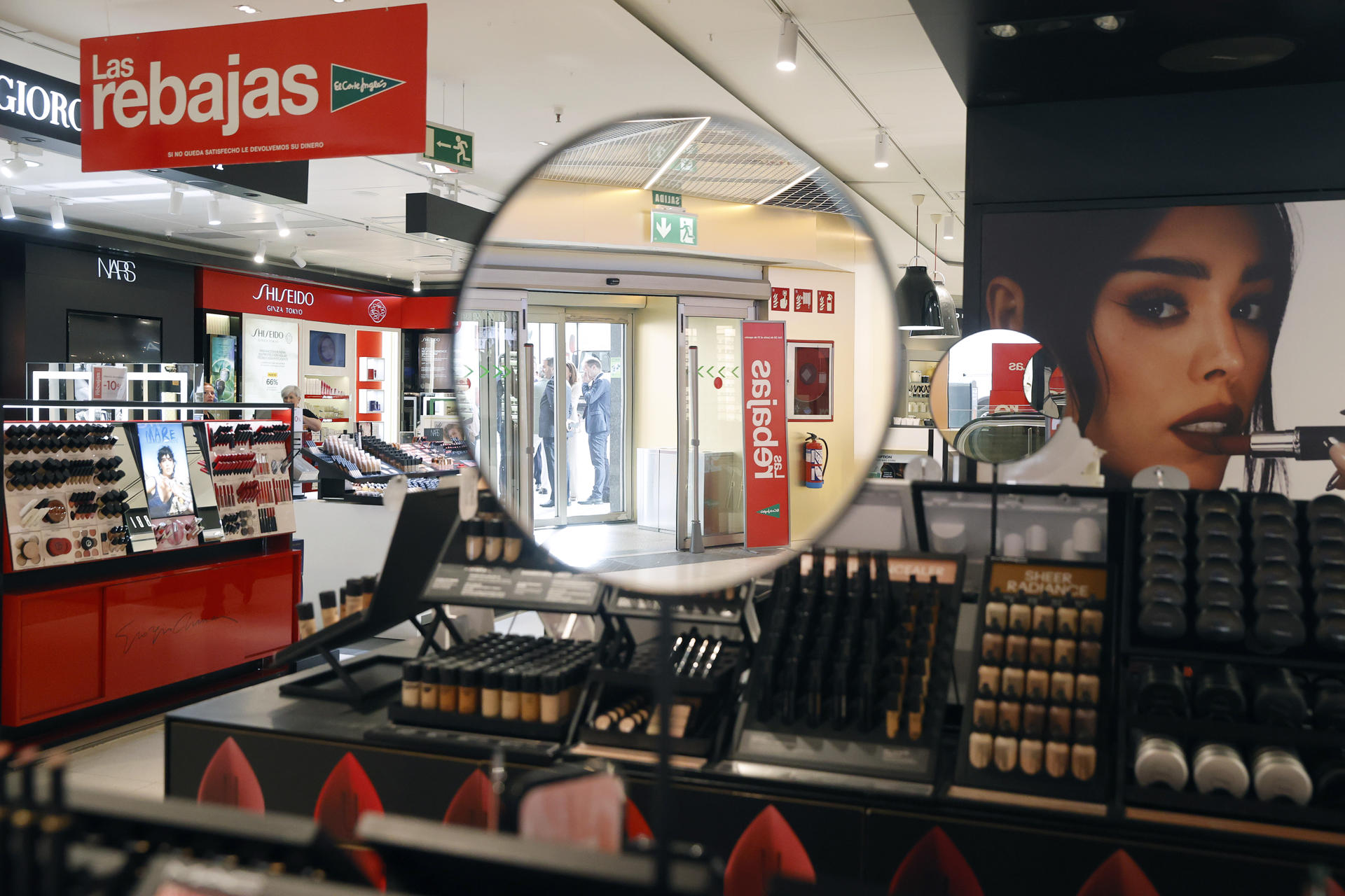 América Latina, un mercado clave de exportación de cosméticos y perfumería de la UE Fotografía de archivo que muestra el interior de un centro comercial a punto de recibir clientes en Madrid (España). EFE/ J P Gandul ARCHIVO