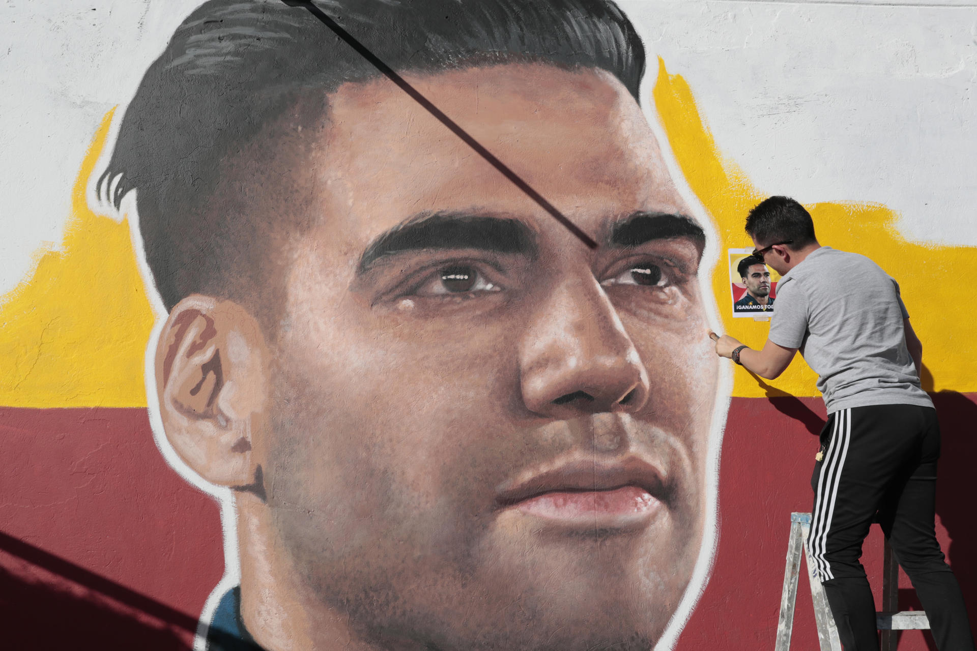 Un mural de Falcao engalana el estadio El Campín de Bogotá, la nueva casa de ‘El Tigre’ El artista Emerson Cáceres, conocido como Cacerolo, fue registrado este martes, 2 de junio, al pintar un mural con el rostro del futbolista colombiano Radamel Falcao García, en una de las paredes exteriores del estadio Nemesio Camacho ' El Campín', en Bogotá (Colombia). EFE/ Carlos Ortega