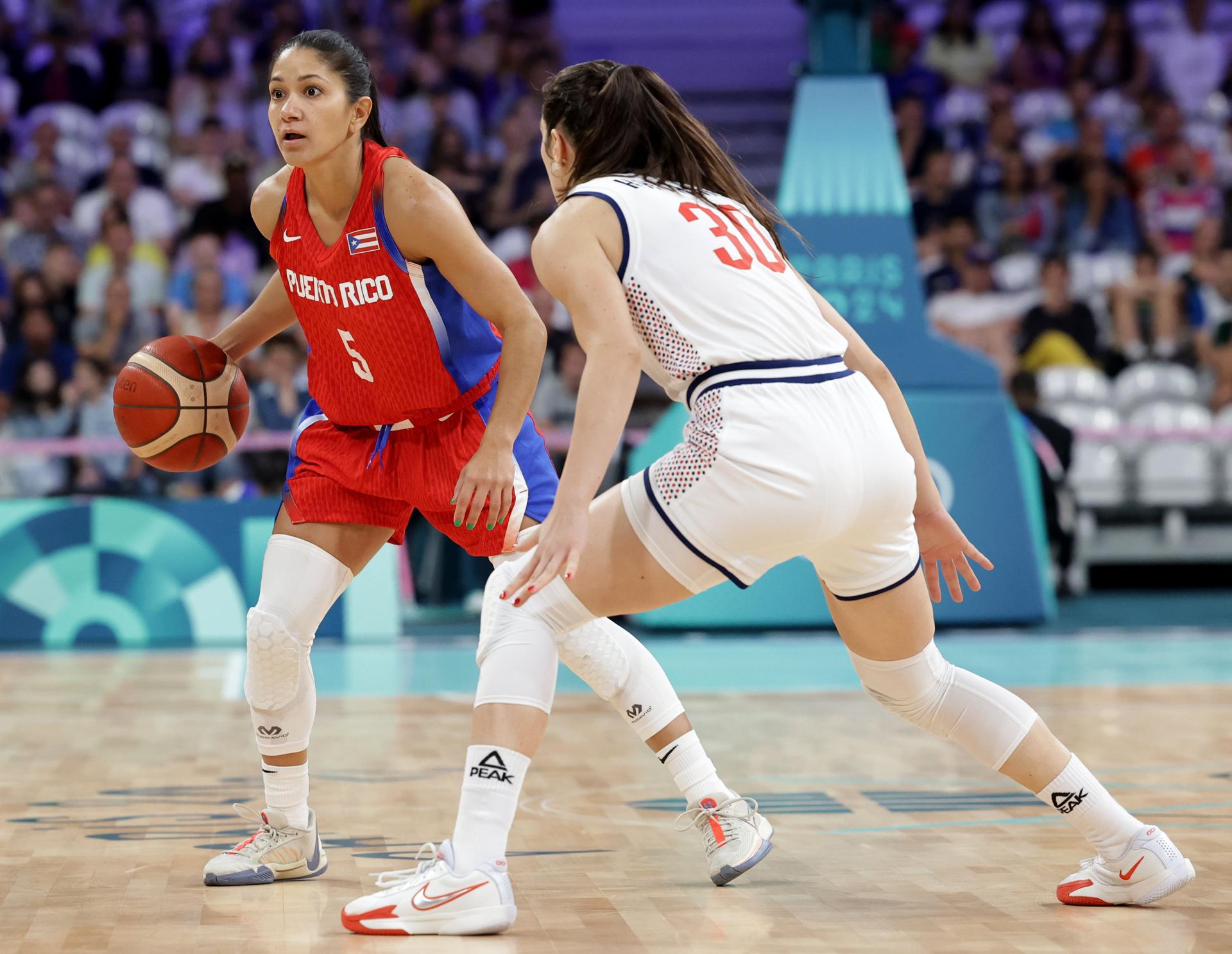 Serbia derrota a Puerto Rico, que estuvo a punto de remontar (58-55) La jugadora de Puerto Rico Pamela Rosado (I) en acción ante la serbia Aleksandra Katanic durante el partido de baloncesto del grupo A jugado en el Pierre Mauroy Stadium en Villeneuve-d'Ascq, Francia.. EPA/ALEX PLAVEVSKI